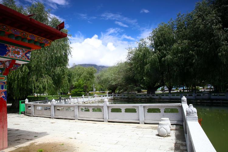 罗布林卡歌词翻译中文:爱藏在罗布林卡暗示什么